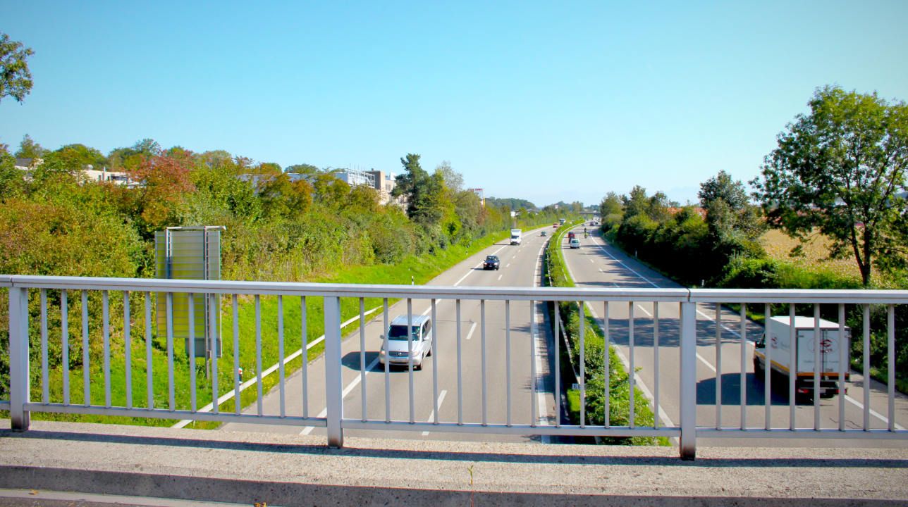 Strasse-Brücke-Himmelblau-Heroshot.jpg